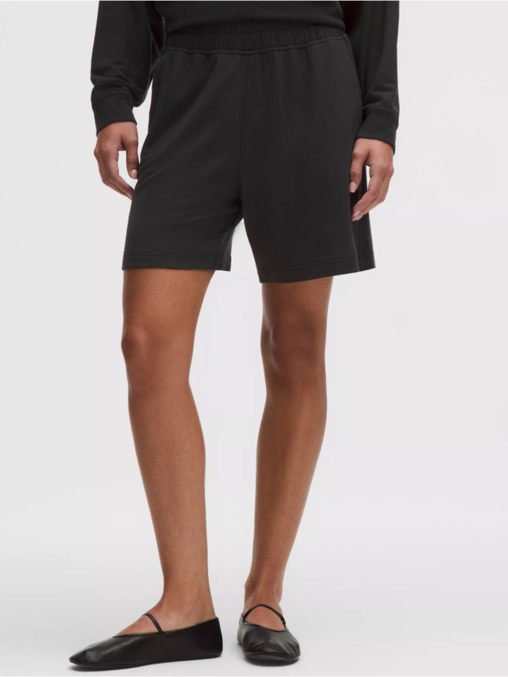 Lululemon Woman’s BeCalm Mid-Rise Bermuda Shorts - Black (XS)